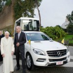 Bento XVI estréia novo papamóvel
