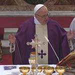 Papa Francisco celebra Missa em paróquia e quebra protocolos