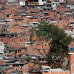 Em meio aos traficantes, missionários evangelizam bairro do RJ