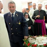 Papa recebe tradicionais cordeiros da Festa de Santa Inês