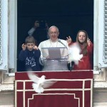 Papa Francisco reza pela paz na Ucrânia