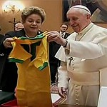 Dilma presenteia Papa com camisa da seleção de futebol