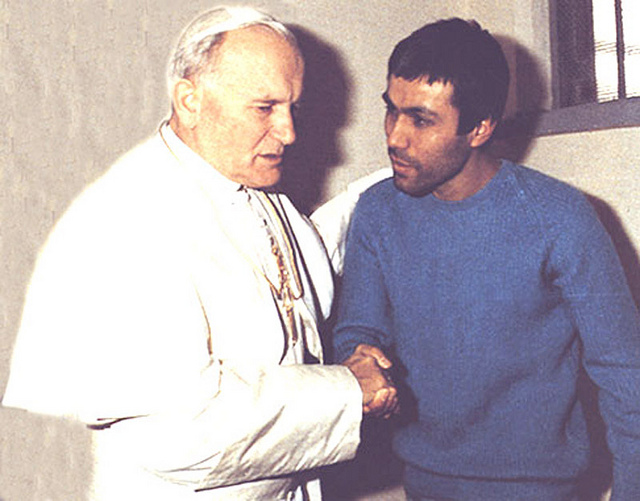 papa e ali agca Nesta quinta-feira, completa 40 anos do atentado contra João Paulo II