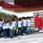 Jovens brasileiros entregam símbolos da JMJ a poloneses