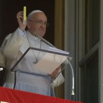 Papa presenteia fiéis com Evangelho e pede ato de caridade
