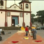 Fiéis confeccionam, na madrugada, tapetes de Corpus Christi