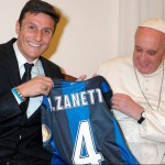 Papa pede a jogador que organize partida de futebol pela paz