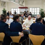 Papa almoça com trabalhadores do Vaticano em refeitório industrial