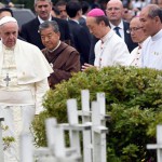 Papa visita portadores de deficiência e reza por crianças abortadas