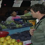 Feira livre noturna chama atenção de consumidores em SP