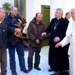 Papa doa seus presentes para rifa buscando ajudar os pobres