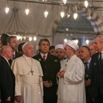 Com gestos simbólicos, Papa visita Museu e Mesquita
