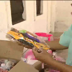 História do homem que transforma brinquedos velhos em presentes de Natal