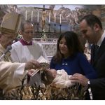 Papa batiza bebês nascidos nas áreas do terremoto na Itália