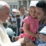 Família é escola de comunicação, diz Papa em mensagem