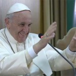 Papa conversa com jovens de diversos países por videoconferência