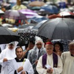 Católicos vão às ruas de SP pedir a Deus a bênção da chuva