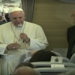 Em voo, Papa fala sobre embargo a Cuba e comunismo