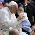 Papa recebe presente das famílias brasileiras