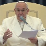 Na catequese, Papa pede famílias e Igreja de portas abertas
