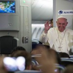 Veja os principais assuntos da entrevista do Papa no retorno a Roma