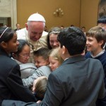Papa responde perguntas de crianças em encontro no Vaticano