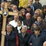 Papa atravessa a Porta Santa, desta vez em meio ao povo