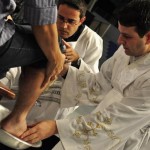 Lava-pés: padre comenta o rito e participação de mulheres