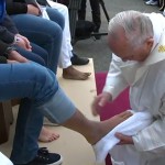 Na Quinta-feira Santa, Papa lava pés de refugiados