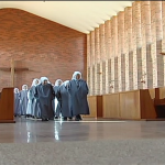 Canto gregoriano chama atenção de visitantes a mosteiro