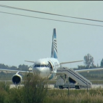 Avião é sequestrado com 81 passageiros a bordo