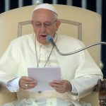 Papa pede a militares e polícias que sejam semeadores de paz