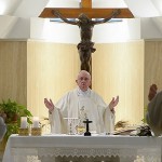Que os cristãos caminhem na luz, não na vida dupla, pede Papa