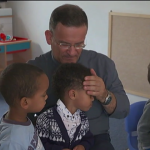 Jardim de infância cuida de filhos de migrantes que vivem em Israel