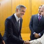 Papa Francisco condecora Richard Gere, George Clooney e Salma Hayek