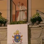 Papa abençoa recém-casados e dá “boa noite” em polonês