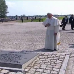 Em silêncio, Francisco visita  Auschwitz e Birkenau