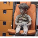 Foto de menino resgatado em Aleppo retrata terror na Síria