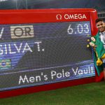 Brasileiro bate recorde olímpico no salto com vara e leva o ouro