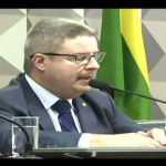 Relator apresenta parecer favorável ao impeachment de Dilma