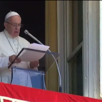 Papa reza o Angelus no dia da Assunção de Maria