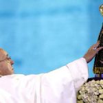 Papa abençoa monumento a Nossa Senhora Aparecida e reza pelo Brasil