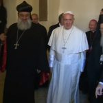 Papa chega a Assis para encontro pela paz