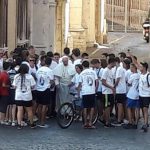 Papa abençoa jovens peregrinos de bicicleta