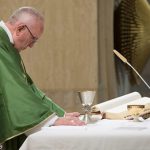 Papa: evangelizar não é se exibir, é dar testemunho de vida