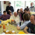 Sexta-feira da Misericórdia: Papa visita casa de deficientes mentais