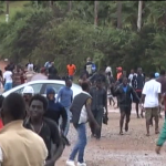 Dezenas de migrantes africanos pulam cerca rumo à Espanha