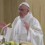 Papa pede que padres vivam pobreza cristã