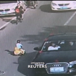 Menino dirige carrinho de brinquedo em via movimentada na China