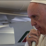 Papa Francisco fala sobre tráfico humano com jornalistas